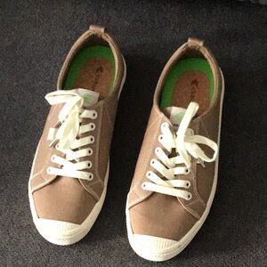 Cariuma Women's Tan Canvas Sneakers